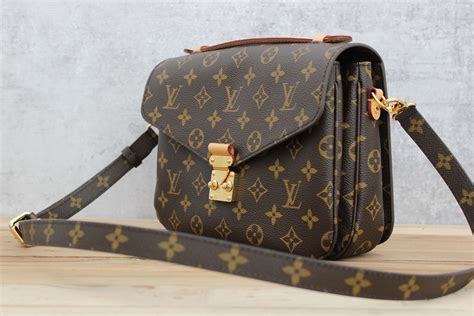 Louis Vuitton metis ราคา .